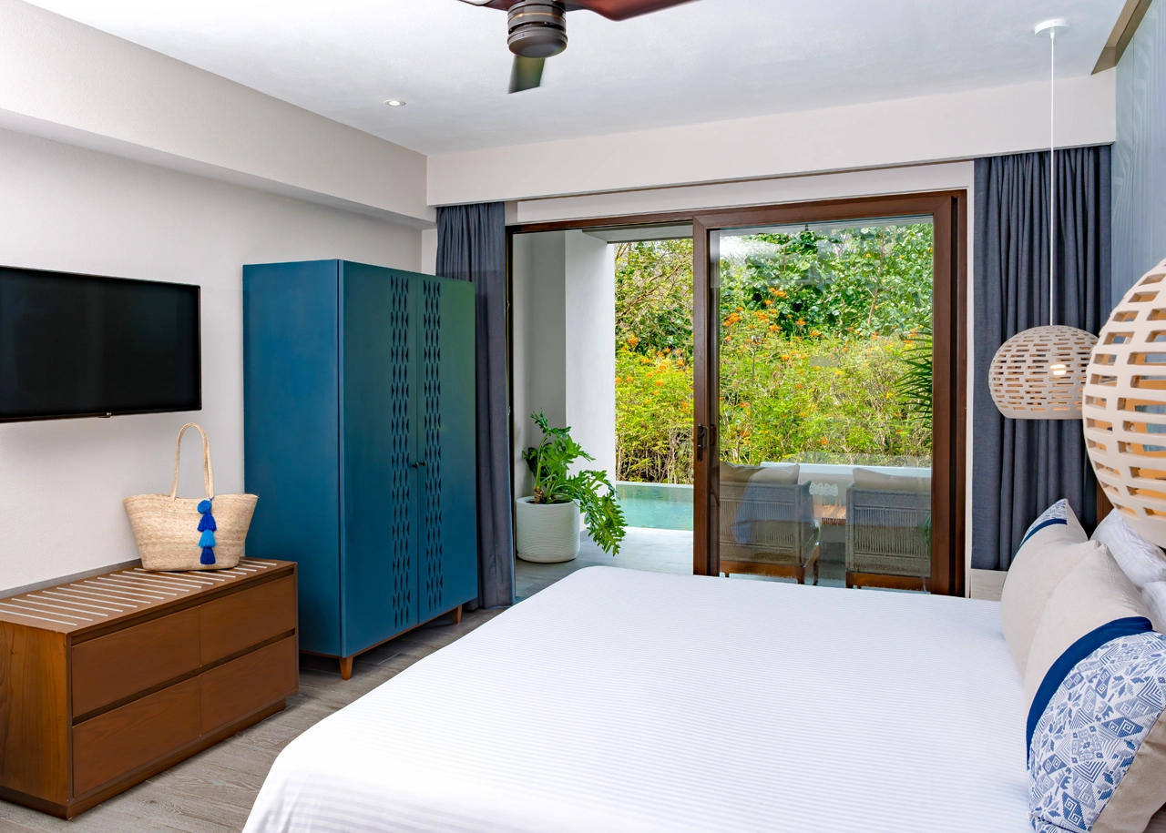 Jungle Swim-Up Room